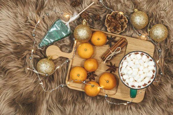 Placa Madeira Com Tangerinas Cacau Com Marshmallows Bolas Douradas Cones — Fotografia de Stock