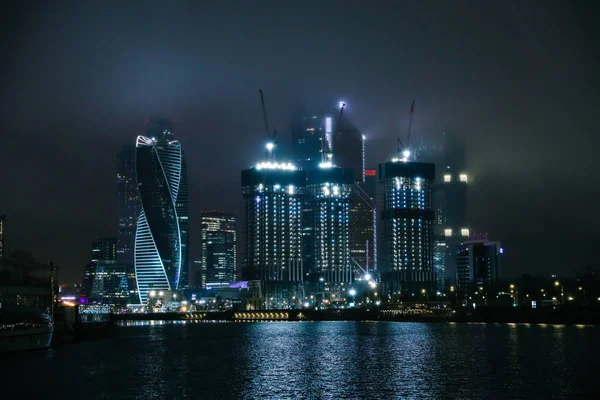 Moscú Edificio de la ciudad en vista nocturna desde el río Moscú. Moscú, Rusia — Foto de Stock