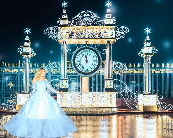 Beautiful Princess Blue Long Dress Runs Away Queens Ball Clock — Stock Photo, Image