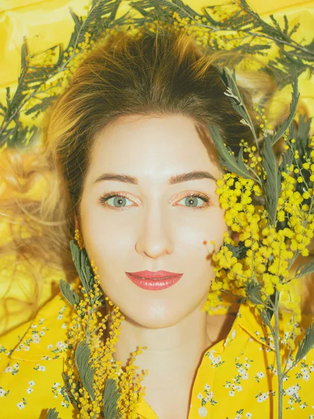 Portrét Mladé Hezké Ženy Mimózou Žlutém Pozadí Detailní — Stock fotografie