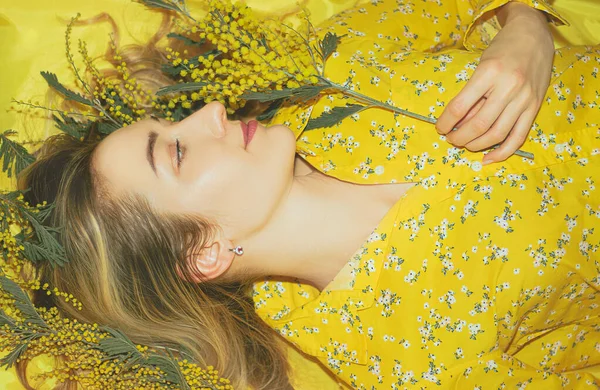 Retrato Una Mujer Joven Bonita Con Mimosa Sobre Fondo Amarillo —  Fotos de Stock