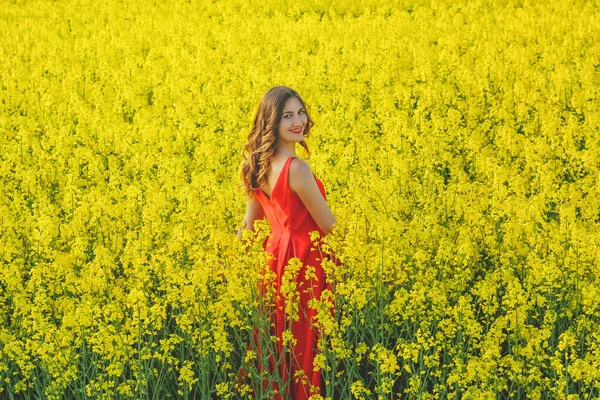 Giovane Bella Ragazza Abito Rosso Vicino Mezzo Campo Giallo Con — Foto Stock