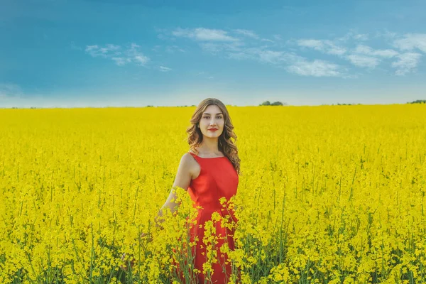 Giovane Bella Ragazza Abito Rosso Vicino Mezzo Campo Giallo Con — Foto Stock