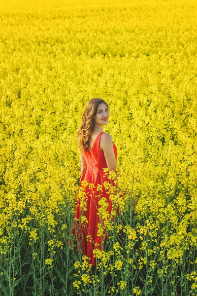 Junges Schönes Mädchen Rotem Kleid Aus Nächster Nähe Inmitten Des — Stockfoto