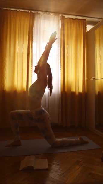 Junge Schlanke Frau Macht Yoga Auf Einem Blauen Teppich Ihrem — Stockvideo