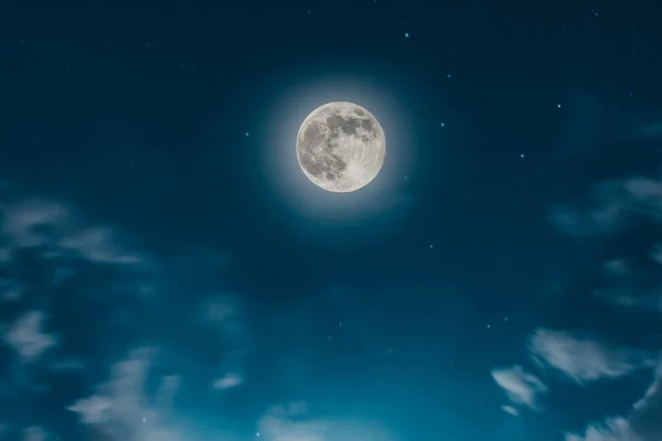 Paisaje Mágico Cielo Nocturno Azul Con Nubes Luna Llena Estrellas — Foto de Stock