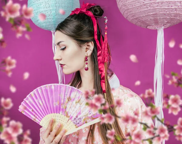 Geisha Kimono Rosa Con Primer Plano Abanico Sobre Fondo Púrpura —  Fotos de Stock