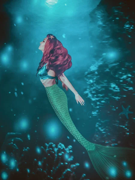 Una Bella Sirena Sta Nuotando Verso Superficie Del Mare Dal — Foto Stock