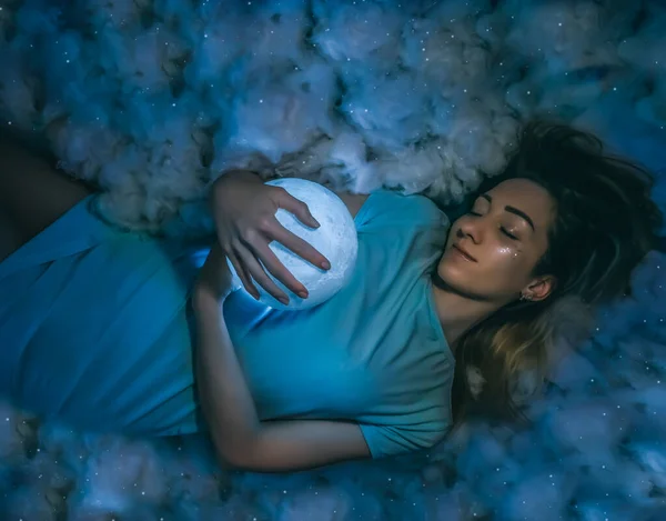 Joven Mujer Bonita Con Luna Llena Las Nubes Fondo Azul — Foto de Stock