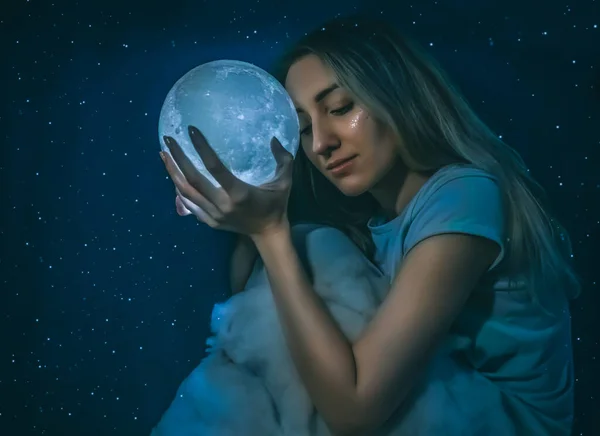 Junge Hübsche Frau Mit Vollmond Und Wolken Auf Dem Sternenblauen — Stockfoto