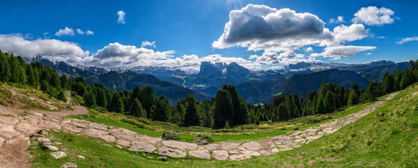 Horské panorama s stezka v Raschoetz Jižní Tyrolsko, Itálie — Stock fotografie