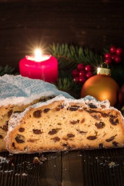 Stollen rustik bir arka plan ile ahşap bir masa üzerinde.