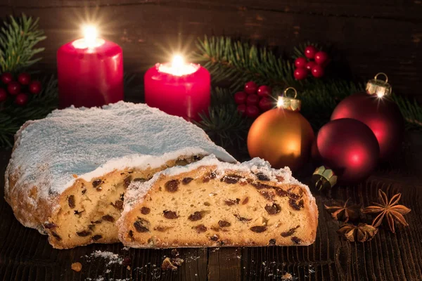 Stollen rustik bir arka plan ile ahşap bir masa üzerinde.