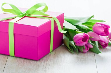 Lale çiçek ve Giftbox rustik masanın Mart 8 Internati