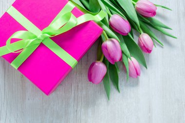 Lale çiçek ve Giftbox rustik masanın Mart 8 Internati