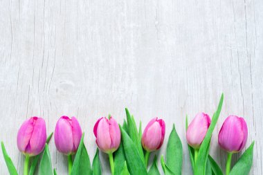 Lale çiçek üst üste ahşap masa Internatio için 8 Mart tarihinde