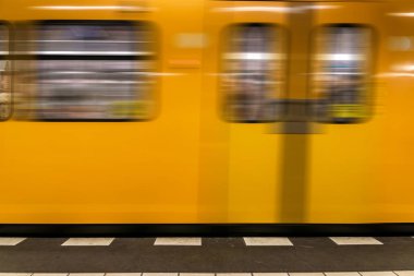 Berlin metro - sarı tren hareket - kimse arka plan yeraltı