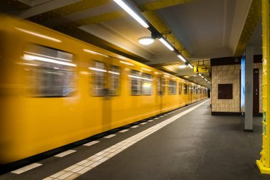 Berlin metro metro - sarı tren hareket - kimse arka plan yeraltı