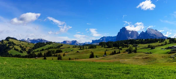 Panoramatického snímku Seiser Alm nebo Alpe di Siusi, vysokohorských alpských louka v Dolomitech Langkofel a Plattkofel horami pod vrstvou sněhu v zimě v regionu Jižní Tyrolsko, Itálie. — Stock fotografie