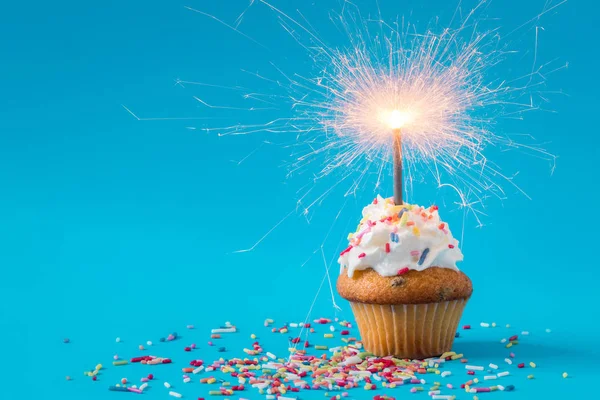 Kue mangkuk ulang tahun dengan kembang api — Stok Foto