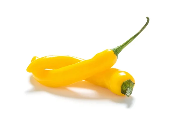 Gul chili paprika isolerad på vit bakgrund — Stockfoto