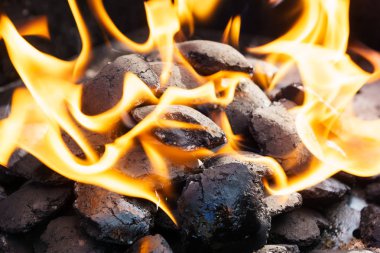 siyah arka plan olarak doğal kömür Barbekü Izgara ateş Yakılan
