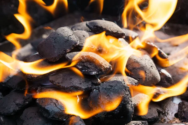 残り火とバーベキュー グリルの上に燃える火 — ストック写真