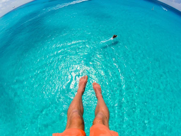 Вид на парасейлінг ніг зі швидкісним човном на морському фоні — стокове фото