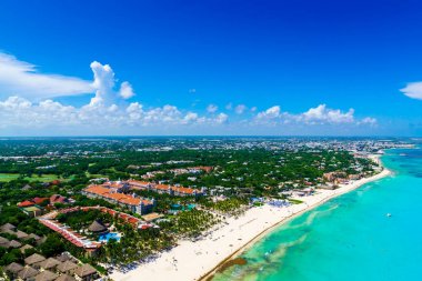 Güzel beyaz kumlu plajları ve Karayipler okyanusun mavi turkuaz su Cancun havadan görünümü