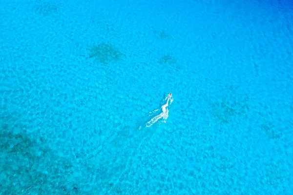 Jet ski mavi tropikal ocean adlı sürme görünümünü kuşlar göz