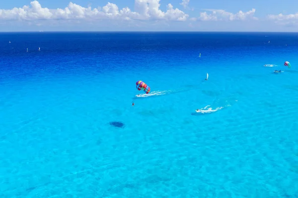 Attività di sport acquatici vista dall'alto sull'oceano caraibico — Foto Stock