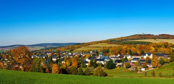 Panoráma Seiffen ősszel. Szász Németország Érchegység kék ég — Stock Fotó