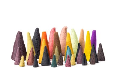 Beyaz arka plan üzerinde izole renkli tütsü koniler çeşitleri