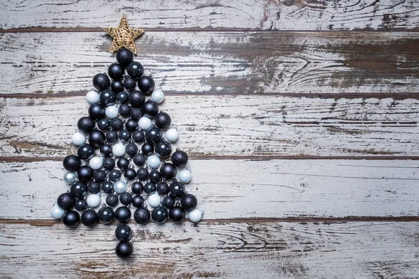 Fekete-fehér karácsonyi labdák karácsonyfa, a kopott fa deszka — Stock Fotó