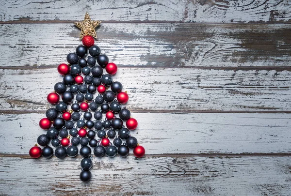 Siyah ve kırmızı Noel topları Noel ağacı üzerinde eski püskü ahşap plakalar — Stok fotoğraf