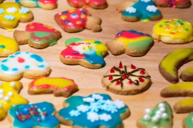 Karışık Noel kurabiyeleri renkli mix Noel temalı dekore edilmiş kurabiye