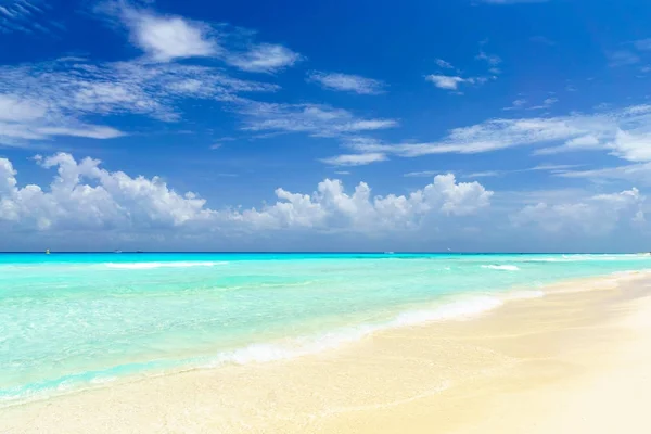 열 대 바다와 파란색 아래 모래 하늘-열 대 해변 — 스톡 사진