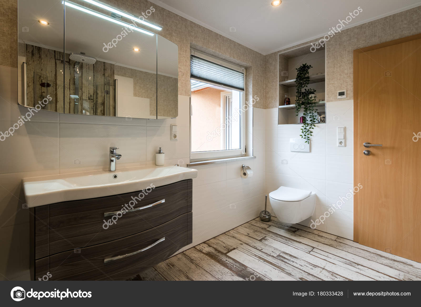 Modernes Bad im Vintage-Stil mit Toilette horizontalen Schuss ... Modernes Bad im Vintage-Stil mit Toilette horizontalen Schuss ...