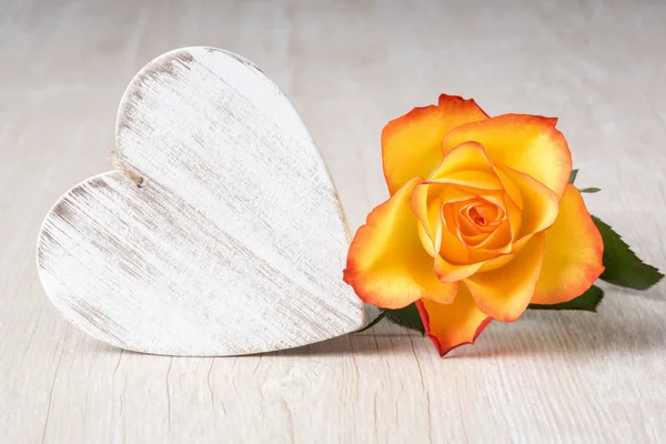 Szív és a rózsa a virágok rusztikus asztal - szeretet fogalma — Stock Fotó
