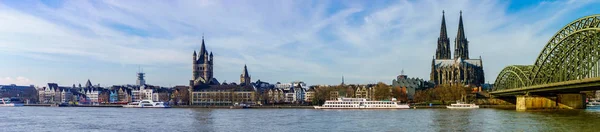 Kölner panorama mit großer st. martin-kirche, kölner kathedrale — Stockfoto