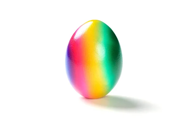 Одно красочное пасхальное яйцо на белом фоне - изолированное — стоковое фото