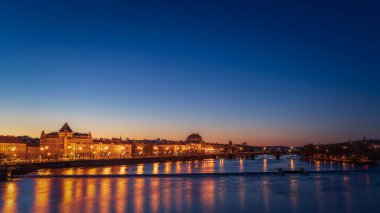 Prag 'da Moldau Nehri ve ulusal tiyatro manzarası.