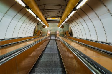 Prag metro istasyonunda insan olmayan yürüyen merdiven.