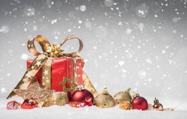 Hediye kutusu ve Baubles düşen kar taneleri - Noel arka plan - çeki ile karda