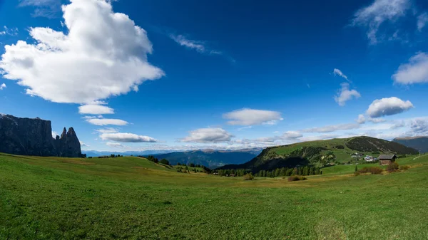 Hermoso paisaje en el alm Seiser con la montaña Schlern en el fondo, dolomitas de southtyrol — Foto de Stock
