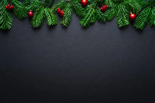Schwarze Weihnachtsbordüre mit Tannenzweigen und Christbaumkugeln — Stockfoto