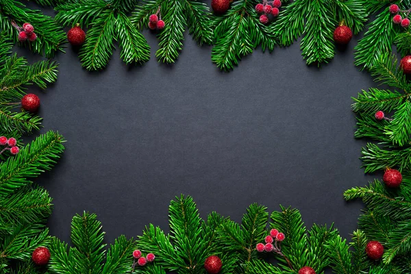 Noel çerçeve sınırı Wirh köknar dalı ve siyah arka planda mücevherler