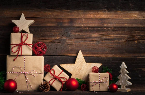 Weihnachtsgeschenkboxen vor einer Holzwand. Ansicht mit Kopierraum für Ihren Text — Stockfoto