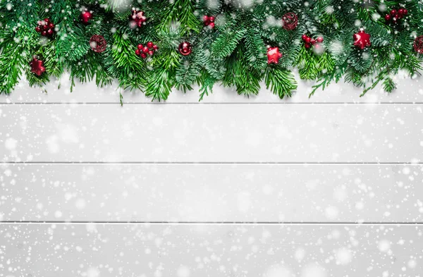 Kar, çoban püskülü ve köknar dallı klasik ahşap doku.