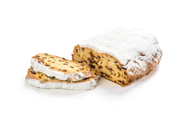 Christmas Stollen beyaz arka planda izole edilmiş. Kuru üzümlü ve şekerli Alman ekmeği